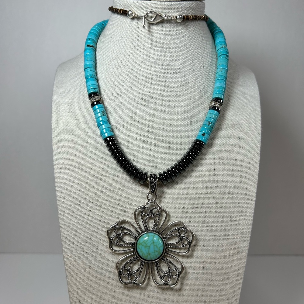 NWOT Dyed Howlite Faux Turquoise Heishi Flower Pendant Necklace Southwestern